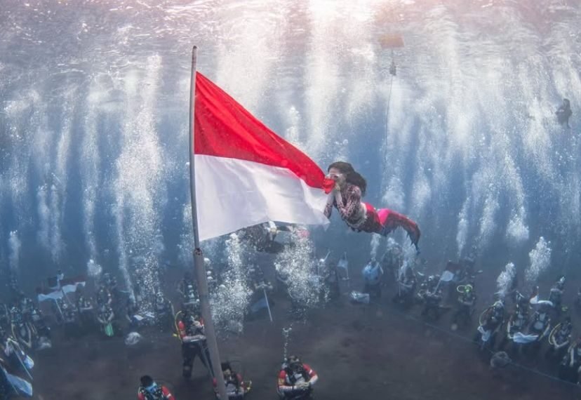 Gubernur Sherly Tjoanda Kibarkan Merah Putih di Dasar Laut Ternate, Soroti Krisis Kelautan Indonesia 2 Gubernur Sherly Tjoanda Kibarkan Merah Putih di Dasar Laut Ternate, Soroti Krisis Kelautan Indonesia