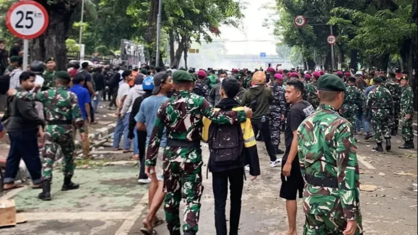 Asintel Kaskostrad Turun Tangan Redam Demo Ojol di Kwitang