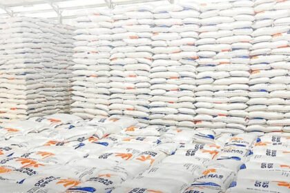 Bulog akui 194 ribu ton beras menumpuk sejak 2024, DPR minta stok lama segera dilepas agar perputaran cadangan beras lebih sehat.