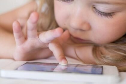 Bentengi Anak dari Bahaya Internet, Medsos Wajib Cek Usia Pengguna