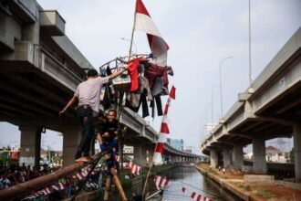 Gibran Nonton Panjat Pinang di Kalimalang Sambil Bagi-Bagi Sepeda Listrik