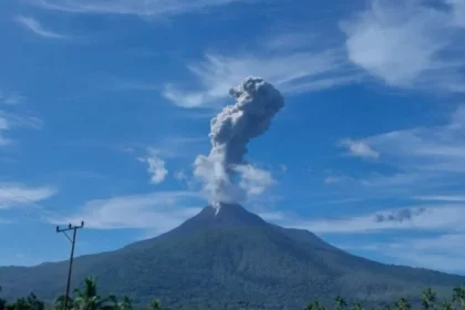 Gunung Lewotobi Laki-Laki Erupsi Hebat, Abu Vulkanik Membumbung Hingga 1.000 Meter