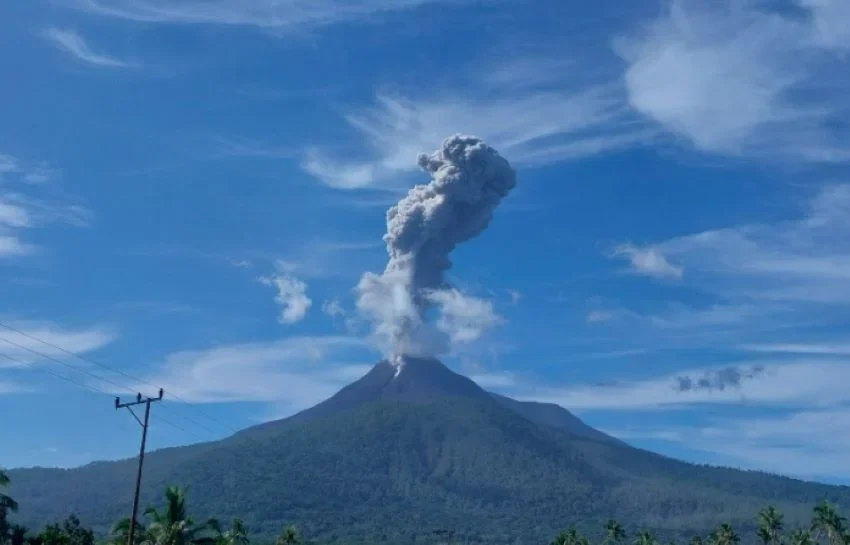 Gunung Lewotobi Laki-Laki Erupsi Hebat, Abu Vulkanik Membumbung Hingga 1.000 Meter