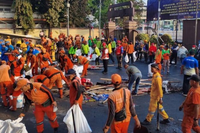 Pemprov DKI kerahkan ribuan petugas dan ratusan armada berat untuk percepat pembersihan sampah demo di Jakarta.