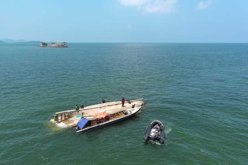 KM Aneka Jaya Terbalik di Pulau Cucu, Bakamla RI Sigap Lakukan Evakuasi