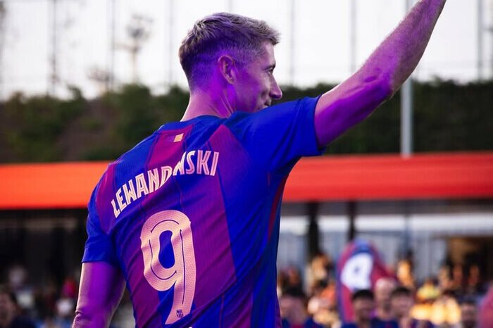 Robert Lewandowski ungkap pernah setuju gabung Manchester United pada 2012, kini masa depannya di Barcelona di ujung tanduk.