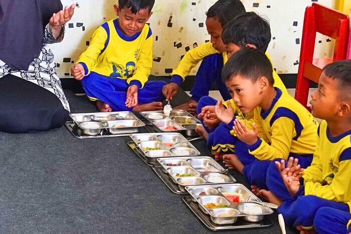 Komisi IX DPR RI menyatakan dukungan total terhadap program Makan Bergizi Gratis (MBG) yang digagas Presiden Prabowo Subianto. Fokus pada kelompok rentan, program ini dinilai strategis wujudkan Generasi Emas 2045.