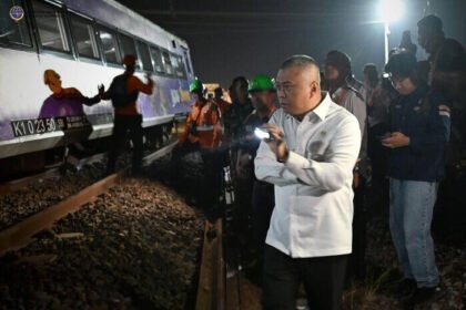 Menteri Perhubungan Dudy Purwagandhi meninjau langsung lokasi anjloknya KA Argo Bromo Anggrek di emplasemen Stasiun Pegadenbaru, Subang, Jawa Barat, jumat malam. (Foto: @kemenhub151)