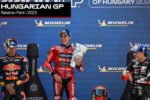 Marc Marquez naik podium juara usai meraih kemenangan di Sirkuit Balaton Park, Hungaria, menjadi kemenangan beruntun ke-7 di MotoGP 2025.