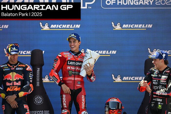 Marc Marquez naik podium juara usai meraih kemenangan di Sirkuit Balaton Park, Hungaria, menjadi kemenangan beruntun ke-7 di MotoGP 2025.