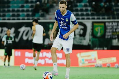 Striker PSIM Yogyakarta, Nermin Haljeta, menjadi sorotan setelah tampil disiplin dan energik, membantu tim meraih kemenangan atas Persebaya Surabaya di laga perdana BRI Super League 2025/2026.