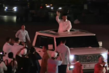 Naik 'Maung Putih', Prabowo Tiba di Panggung Karnaval HUT RI di Monas