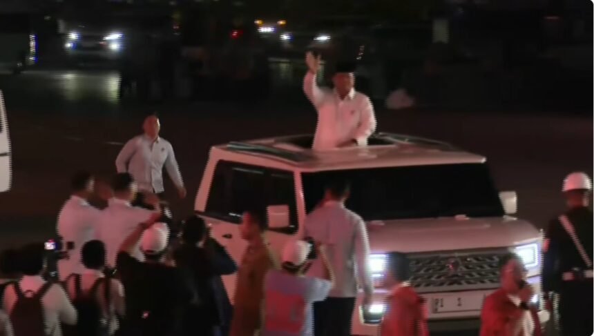 Naik 'Maung Putih', Prabowo Tiba di Panggung Karnaval HUT RI di Monas