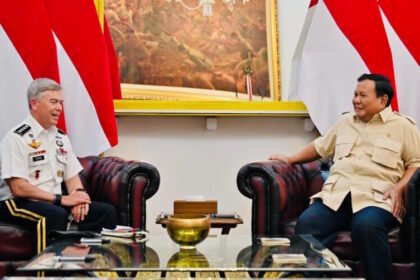 Presiden Prabowo Dianugerahi Medali Kehormatan USSOCOM oleh Jenderal AS di Istana Merdeka