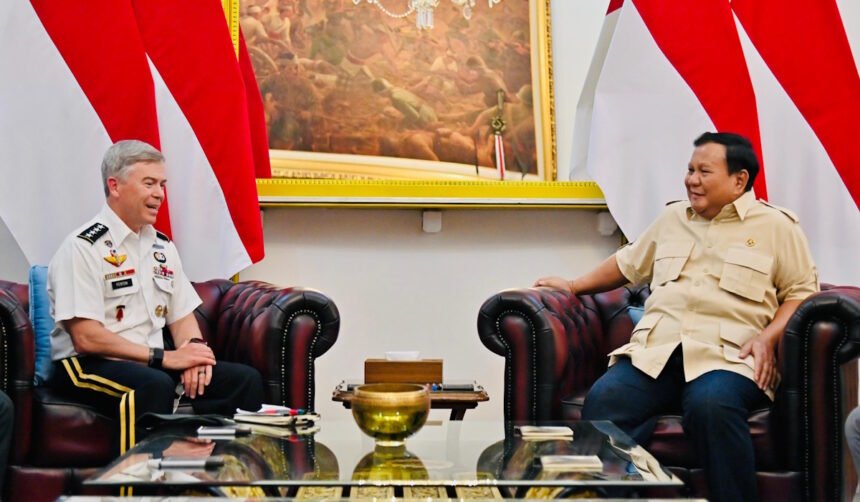 Presiden Prabowo Dianugerahi Medali Kehormatan USSOCOM oleh Jenderal AS di Istana Merdeka
