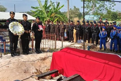 Personel Brimob Polda Riau,