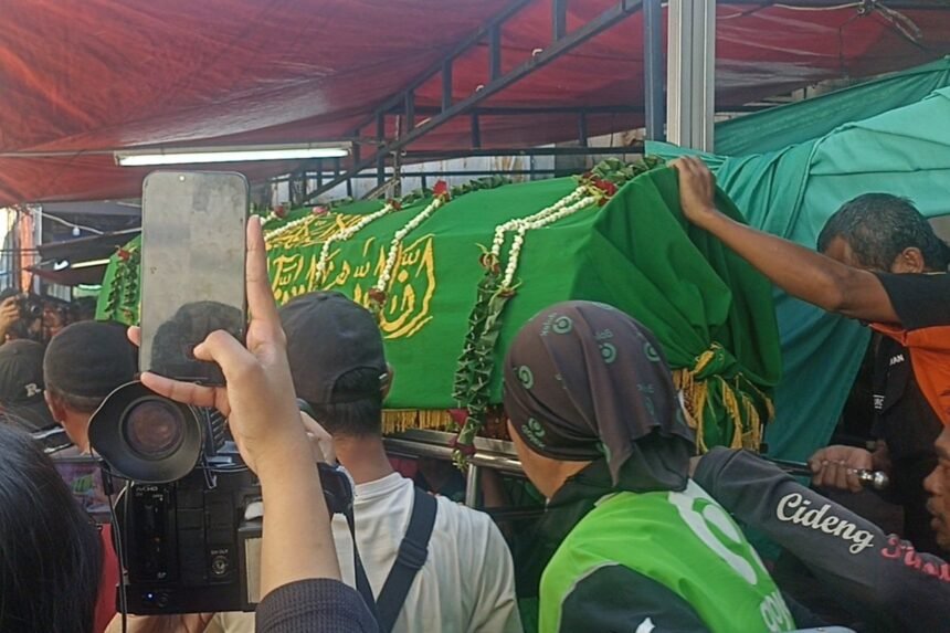 Ratusan Driver Ojol Kawal Jenazah Affan Kurniawan ke TPU Karet Bivak