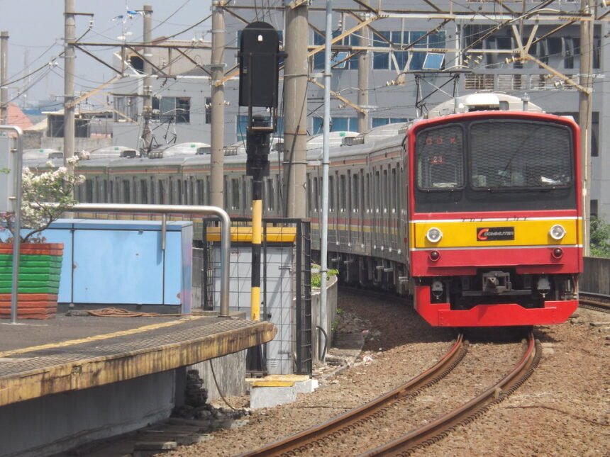 Ribuan Buruh Demo di DPR, Perjalanan KRL Rute Rangkasbitung Hanya Sampai Kebayoran