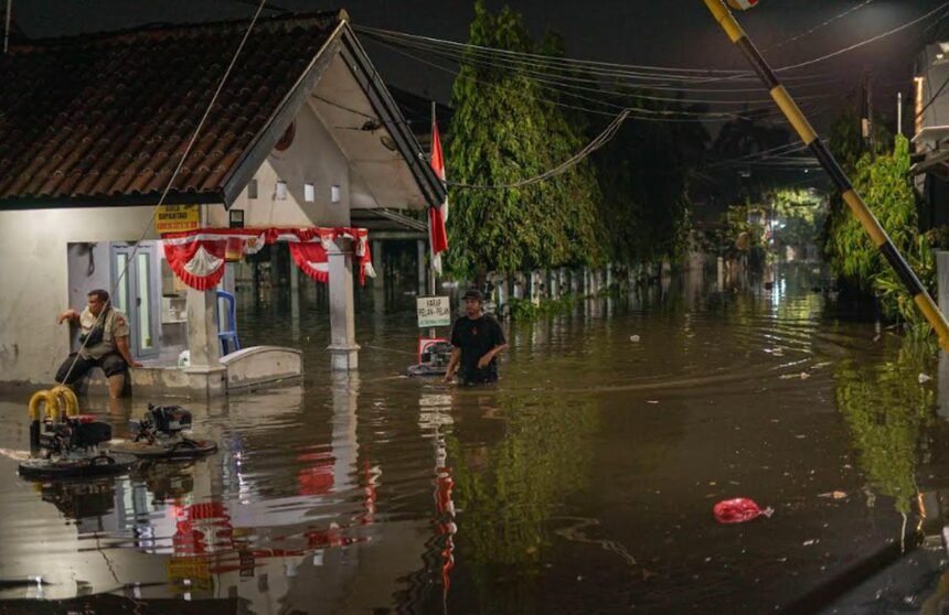Santri Terluka, Puluhan Rumah Diterjang Banjir Besar di Bojong Gede