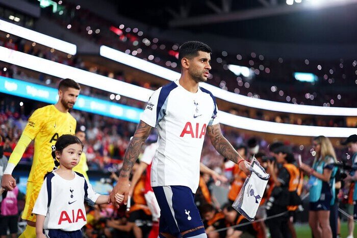 Cristian Romero resmi menjadi kapten permanen Tottenham Hotspur, menggantikan Son Heung-min, dan siap membawa Spurs kembali berjaya.