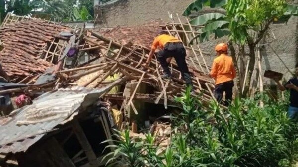 Tiga Rumah Rusak Dihantam Hujan Deras dan Angin Kencang di Megamendung Bogor