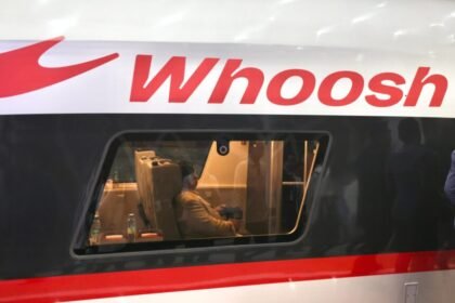 Momen Presiden Prabowo ke Bandung Naik Kereta Cepat Whoosh Bareng Warga