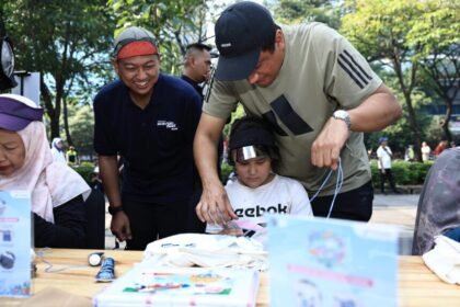 Corporate Secretary PT Pertamina (Persero), Arya Paramita mengunjungi eco workshop “Re-Create” bersama Greeners sesi DIY Sachiko tote bag dalam acara road to Pertamia Eco RunFest 2025 yang diselenggarakan di Area Gelora Bung Karno (GBK), Jakarta, Minggu, (10/08/2025) (Dok. Istimewa)