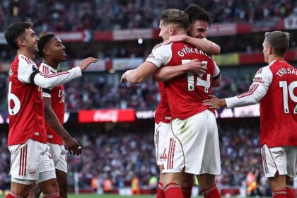 Arsenal kukuh di puncak klasemen Liga Inggris 2025/26 usai menghancurkan Leeds United, sementara Chelsea dan Tottenham tampil gemilang di pekan kedua.