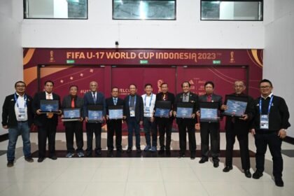I.League memberi penghargaan kepada delapan Match Commissioner purna tugas pada pembukaan BRI Super League 2025/26, sebagai bentuk apresiasi atas dedikasi mereka menjaga marwah sepak bola nasional.