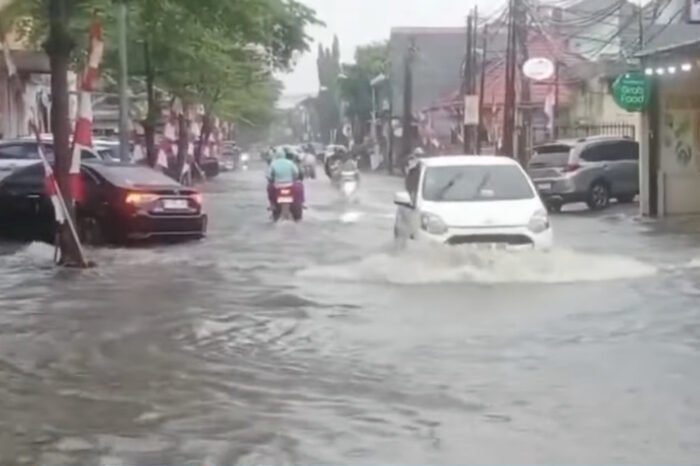 Genangan air setinggi 10–70 cm melanda sejumlah kawasan di Bekasi usai hujan deras pada Selasa (12/8/2025).