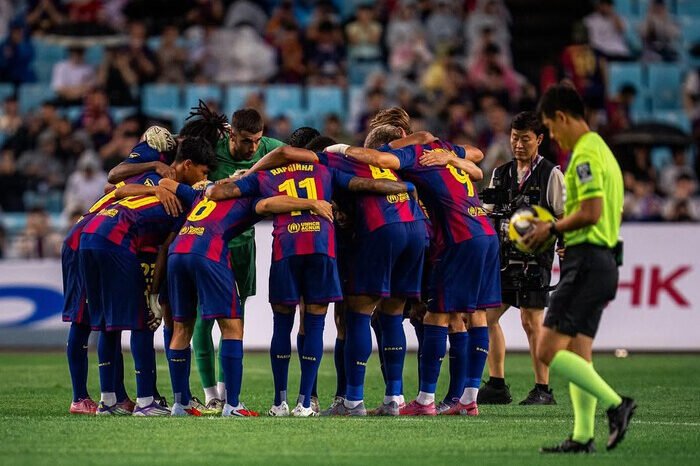 Barcelona mengakhiri tur pramusim Asia 2025 dengan kemenangan meyakinkan atas Daegu FC. Hansi Flick memuji pembelajaran tim, sementara Ronald Araujo tampil makin percaya diri. Tur ini dinilai sukses dan jadi fondasi kuat jelang musim kompetisi.