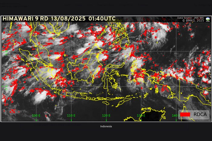 BMKG peringatkan cuaca ekstrem 11–16 Agustus 2025: hujan lebat, angin kencang, gelombang tinggi dipicu MJO dan Dipole Mode negatif—masyarakat diminta waspada.