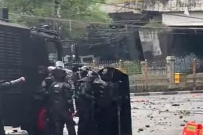 Pejompongan Mencekam, Pelajar Lempar Batu dan Petasan