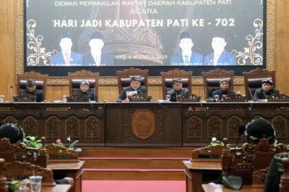 DPRD Kabupaten Pati resmi mengesahkan hak angket dan membentuk pansus pemakzulan Bupati Sudewo. Keputusan ini diambil setelah aksi demonstrasi besar di gedung DPRD Pati, dipicu polemik pengisian jabatan direktur RS dan kebijakan anggaran yang menuai kontroversi.