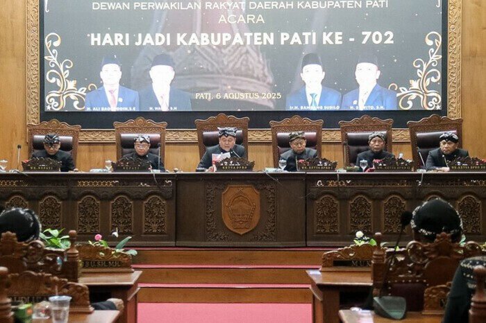 DPRD Kabupaten Pati resmi mengesahkan hak angket dan membentuk pansus pemakzulan Bupati Sudewo. Keputusan ini diambil setelah aksi demonstrasi besar di gedung DPRD Pati, dipicu polemik pengisian jabatan direktur RS dan kebijakan anggaran yang menuai kontroversi.