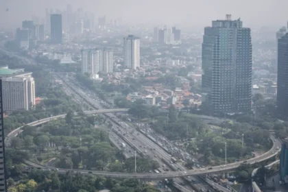 Jakarta Diselimuti Polusi, Kualitas Udara Sore Ini Tidak Sehat