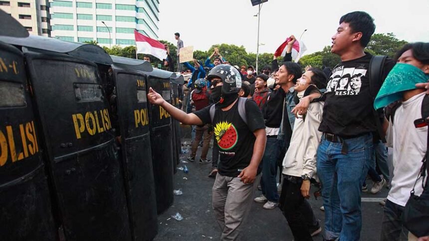 Aksi Demo di Depan DPR RI Memanas, Polisi Pukul Mundur Massa Pelajar