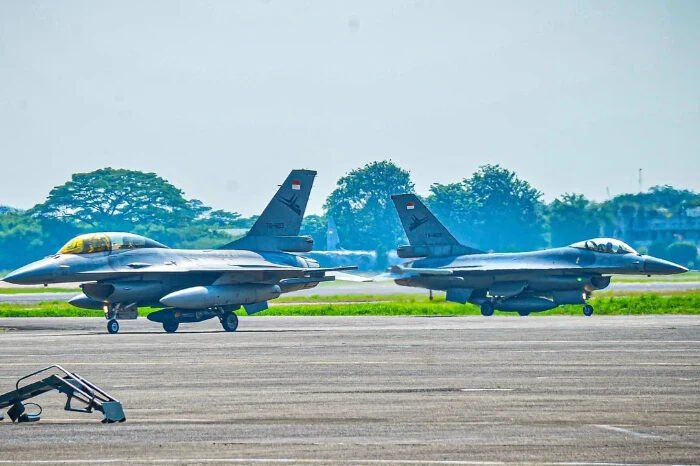 Jelang Gelar Kehormatan Militer, Lanud Halim Disambangi Jet Tempur F-16 dan T-50i 2 Jelang Gelar Kehormatan Militer, Lanud Halim Disambangi Jet Tempur F-16 dan T-50i