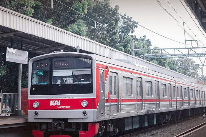 KRL dari Stasiun Palmerah kembali beroperasi menuju Serpong dan Rangkasbitung meski jalur Tanah Abang–Palmerah masih dibatasi.