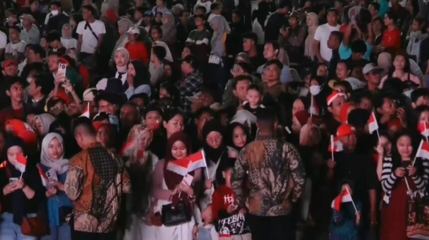 Ribuan Warga Berduyun-duyun Padati Karnaval HUT RI ke-80 di Sudirman