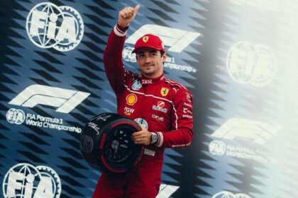 Charles Leclerc merayakan pole position di Hungaroring, Sabtu (2/8/2025), usai tampil gemilang dalam sesi kualifikasi yang berlangsung di bawah perubahan cuaca ekstrem.