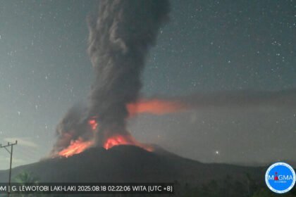 Erupsi Gunung Lewotobi Laki-laki di Flores Timur, NTT, memaksa warga meningkatkan kewaspadaan terhadap potensi hujan abu dan banjir lahar.