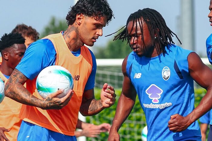 Ademola Lookman (kanan) ingin hengkang, Atalanta bertahan—tensi transfer memanas jelang musim baru Serie A.