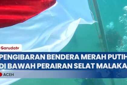 TNI dan ODC Menyelam Hingga Kedalaman 10 Meter Untuk Kibarkan Bendera Merah Putih