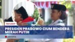 Penuh Haru! Presiden Prabowo Mencuim Bendera Sang Merah Putih