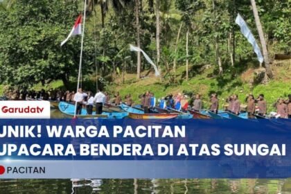 Unik! Dengan Penuh Semangat Warga Pacitan Lakukan Upacara Di Atas Sungai