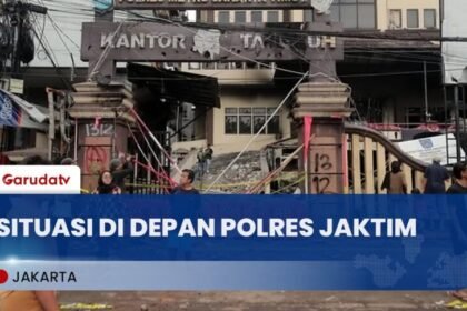 Aparat Lakukan Pembersihan di Depan Polres Jaktim