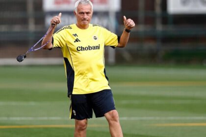 Jadwal Liga Champions Fenerbahce vs Benfica: Mourinho hadapi ujian berat melawan Pavlidis dan Ivanovic di Istanbul.