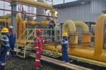 Petugas Pertamina EP tengah melakukan pengecekan akhir di lokasi jalur pipa CO₂ Removal Subang yang sempat mengalami gangguan aliran gas.