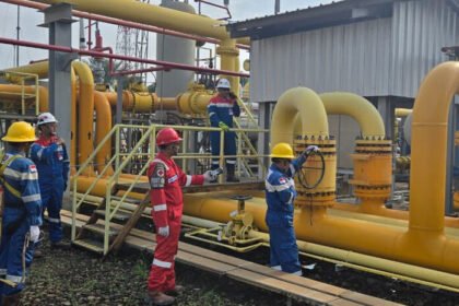 Petugas Pertamina EP tengah melakukan pengecekan akhir di lokasi jalur pipa CO₂ Removal Subang yang sempat mengalami gangguan aliran gas.